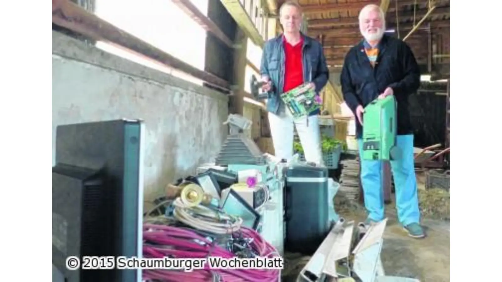 Politiker nehmen E-Schrott an (Foto: red)