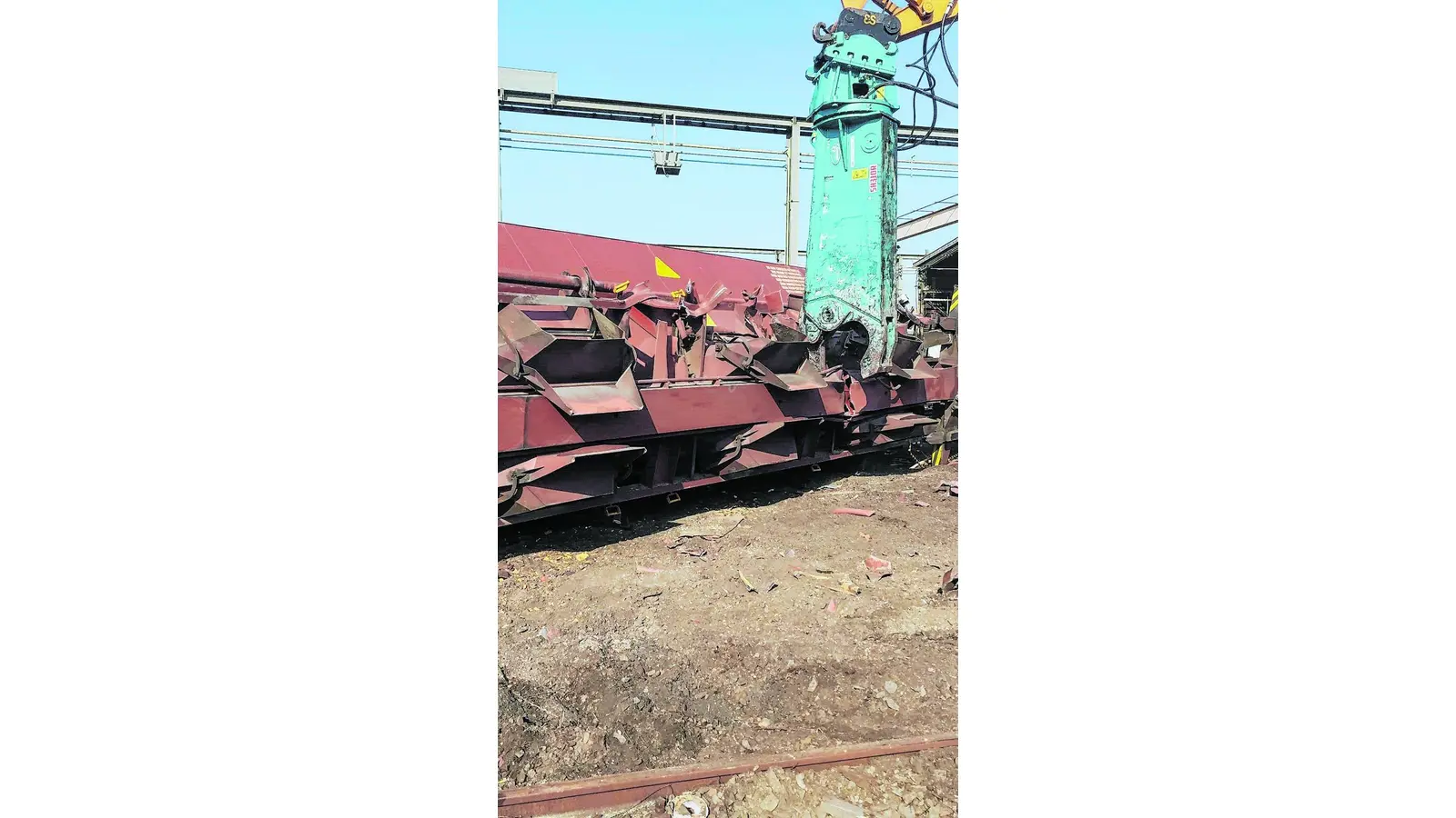 Fachfirma zerlegt den Kesselwagen (Foto: bb)