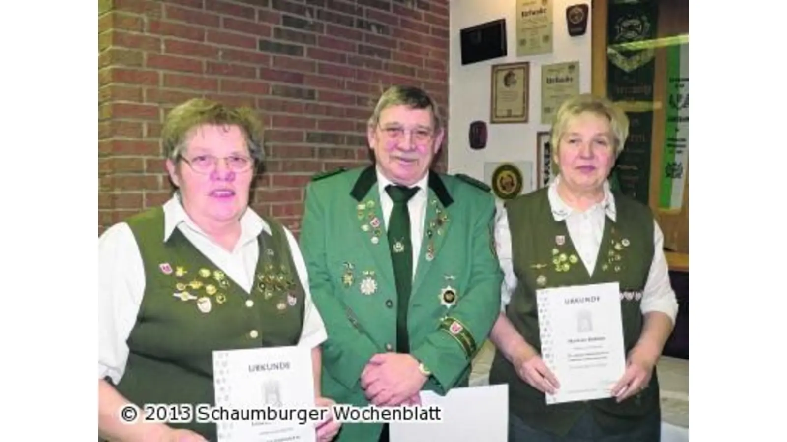 Alte Fahne erhält neuen Glanz (Foto: al)