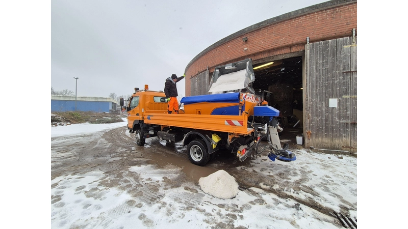 Ein Winterdienst-Lkw wird mit Salz beladen. (Foto: Privat)
