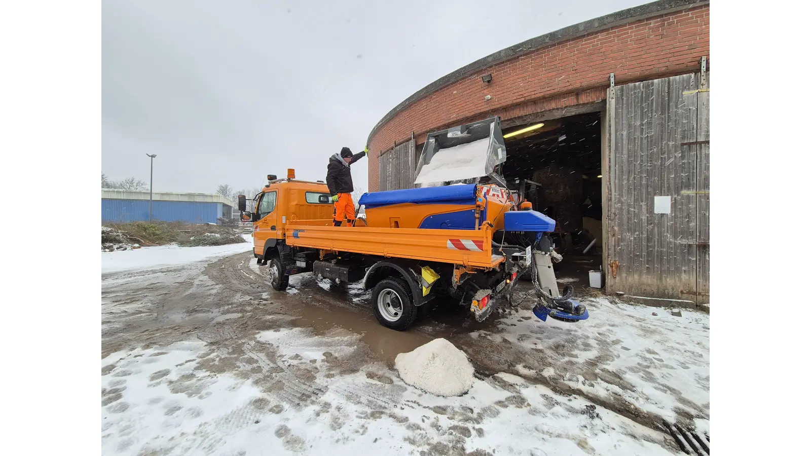 Ein Winterdienst-Lkw wird mit Salz beladen. (Foto: Privat)