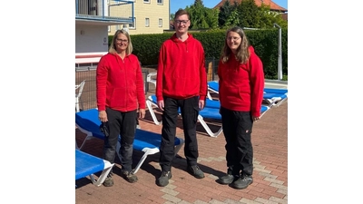 Das Freibadteam freut sich auf eine gelungene Freibadsaison (von links): Bäderleiterin Michaela Elbert, Dennis Siegmund und Silke Schommerloh im Freibad Rodenberg. (Foto: Samtgemeinde Rodenberg)
