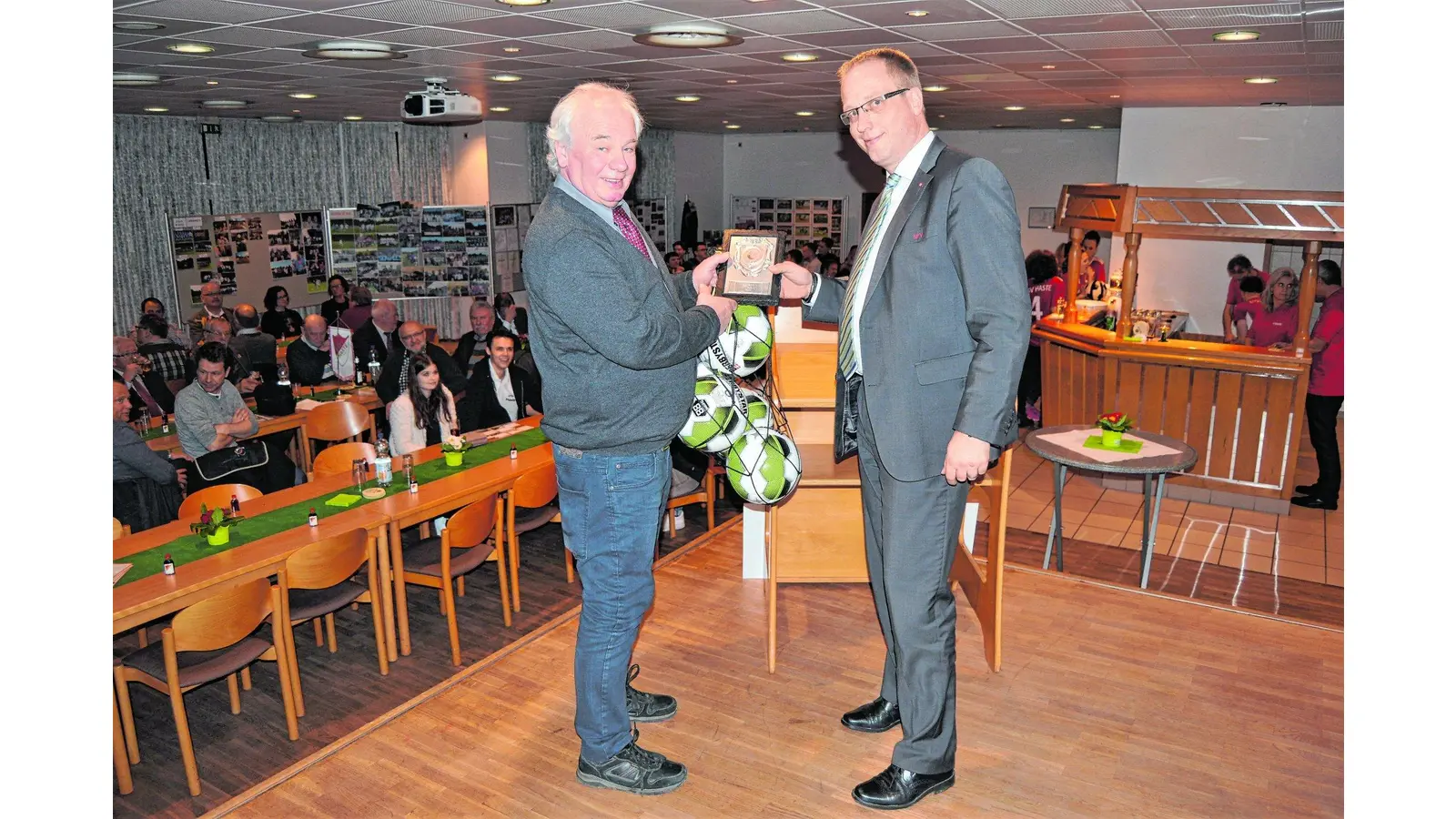 Für jedes Jahrzehnt ein Ball (Foto: jl)