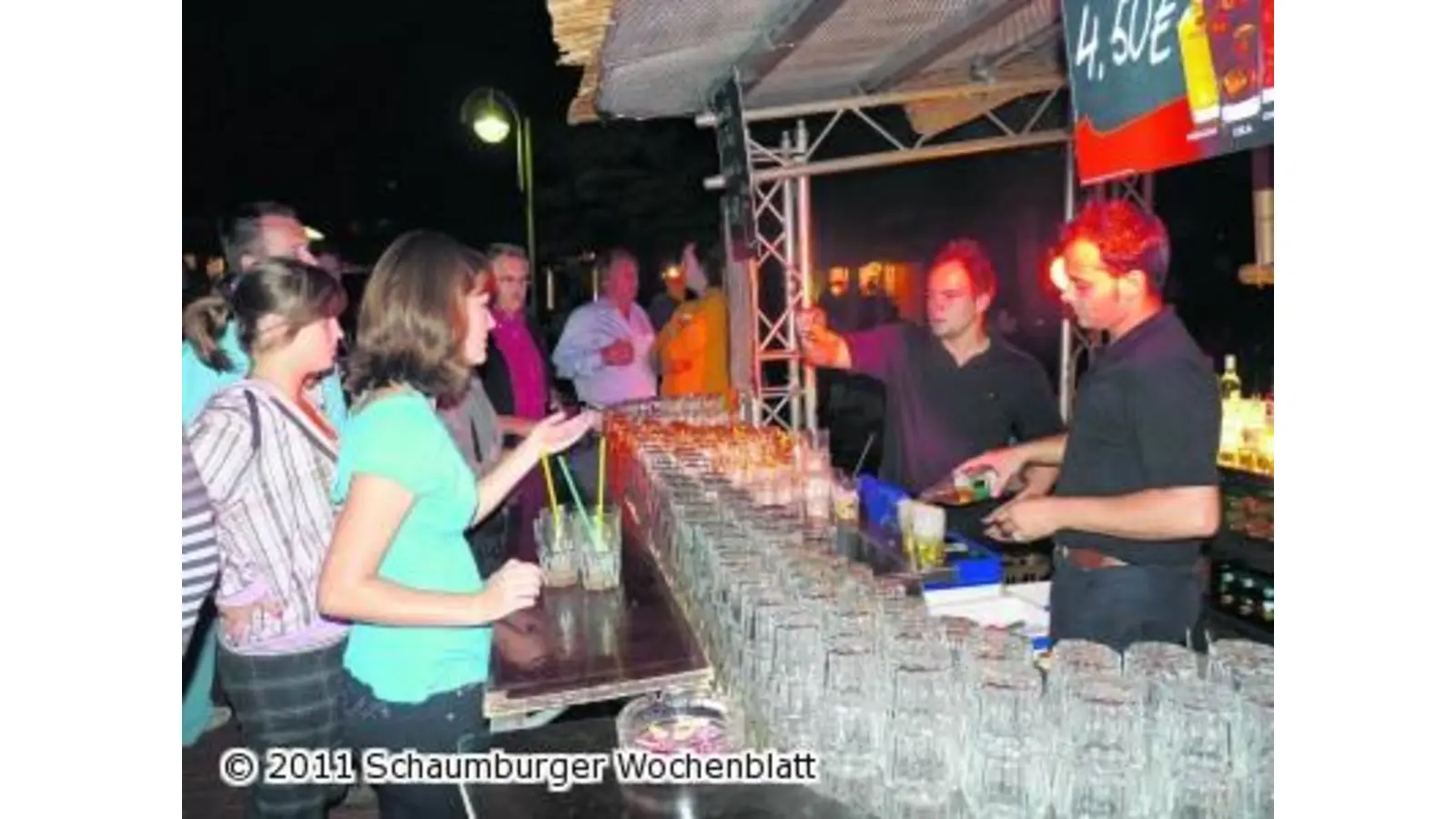 Party rund um den Brunnen (Foto: pd)