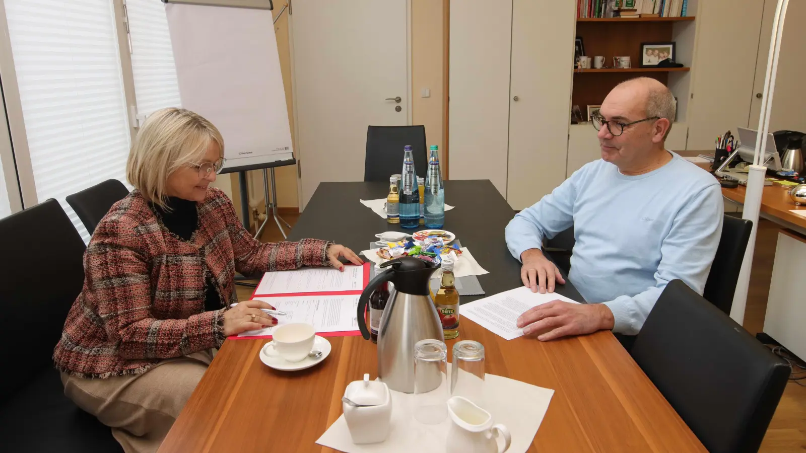 Besprechen die neuesten Entwicklungen: Heike Kröger und Henning Radant.