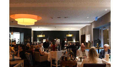 Markus Molitor begeistert bei Weinverkostung. (Foto: nd)