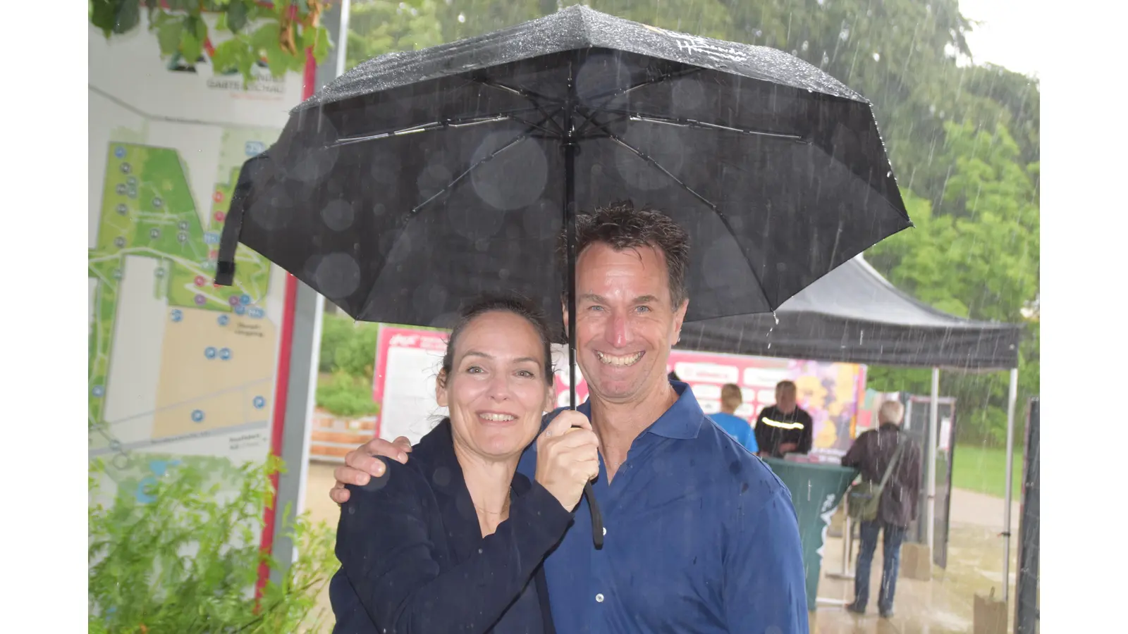 „Wir lassen Sie nicht im Regen stehen!” Zitat von Energieagentur Schaumburg-Geschäftsführerin Verena Michalek, hier mit Referent Stephan Grabmeier auf der LaGa. (Foto: ab)