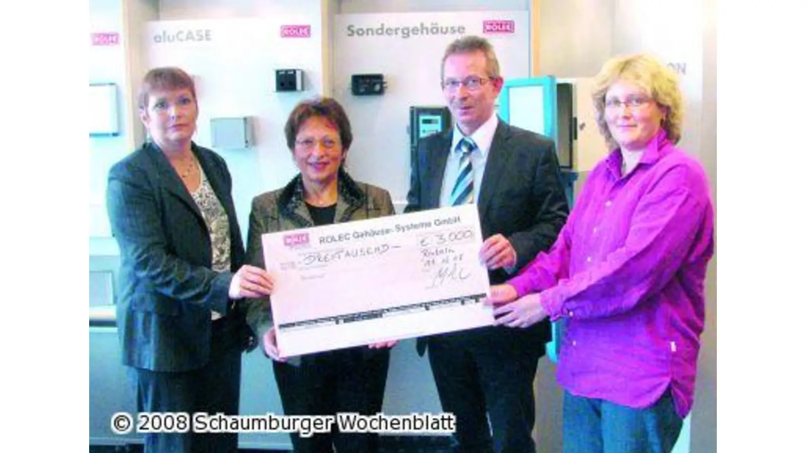3000-Euro-Scheck von Rolec für die Silvesterinitiative (Foto: km)
