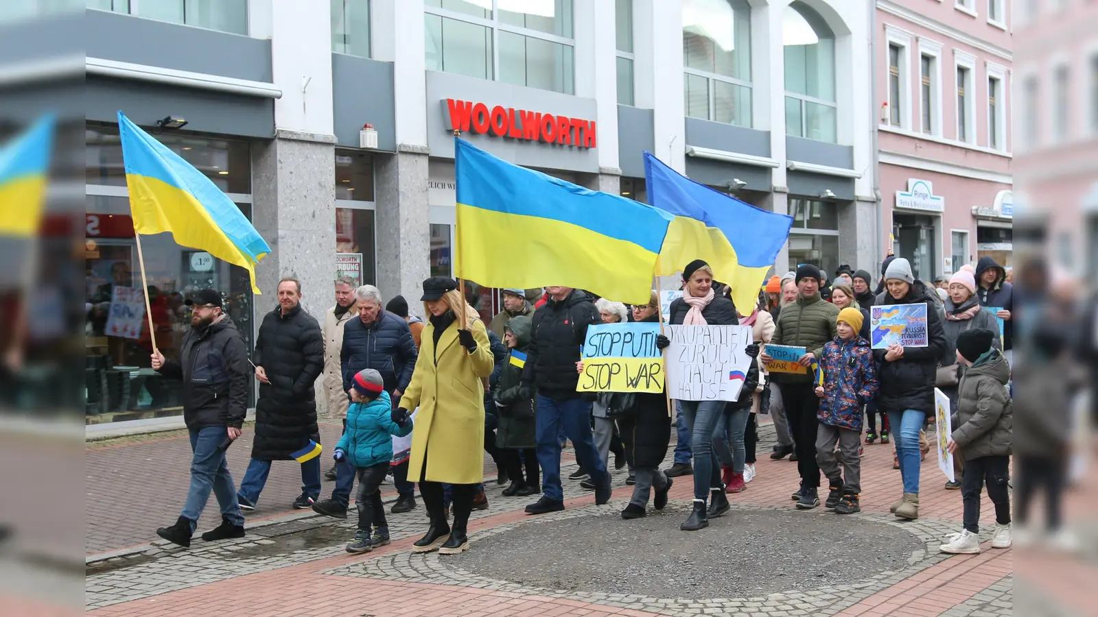 Ein Jahr nach Beginn der Angriffs auf die gesamte Ukraine ziehen die Teilnehmer einer Friedenskundgebung durch die Stadthäger Innenstadt. (Foto: Borchers, Bastian)