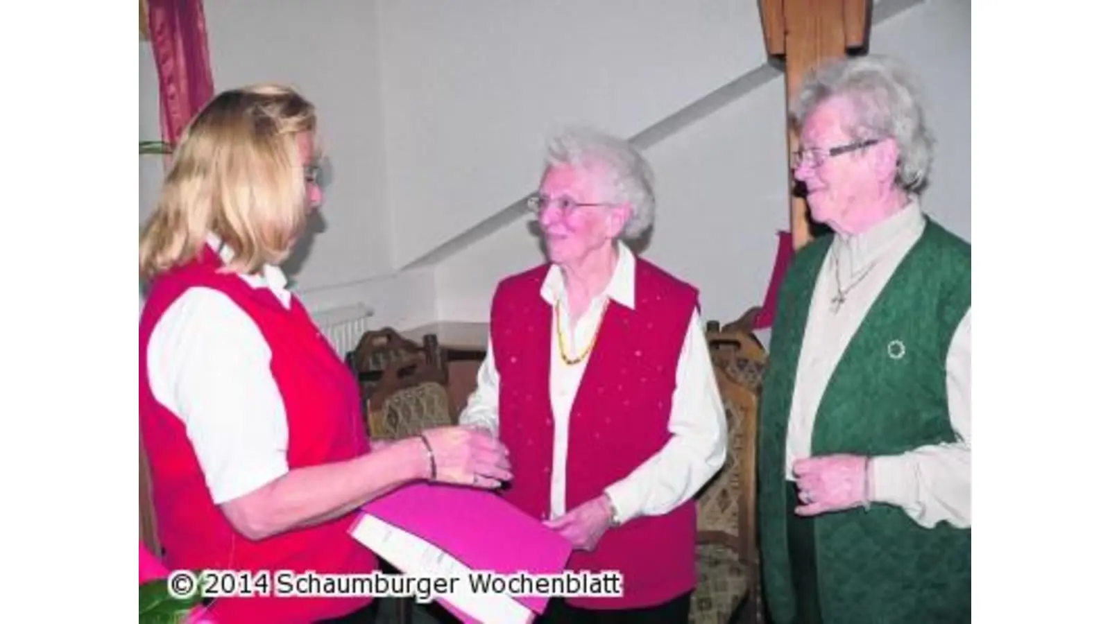 Schirme und Schürzen für DRK-Helferinnen (Foto: red)