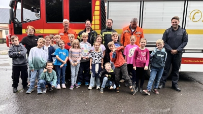 Bei der Feuerwehr: Die Schüler der dritten Klasse. (Foto: Feuerwehr)