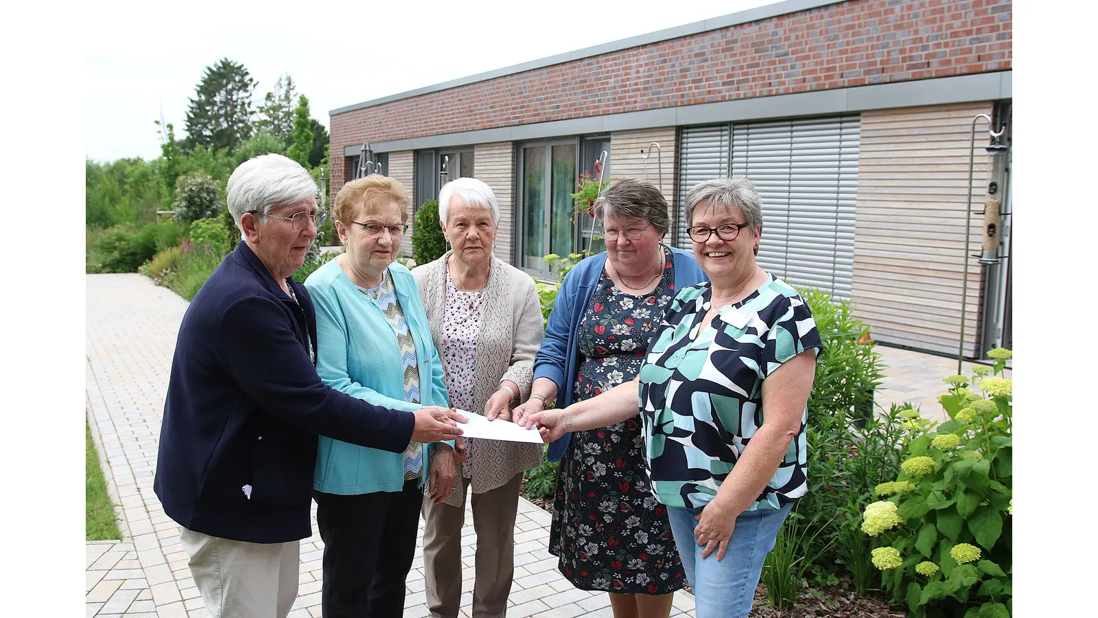 Die „Flinken Nadeln“ übergeben die Spende an Hospizleiterin Cordula Wahlmann.  (Foto: bb)