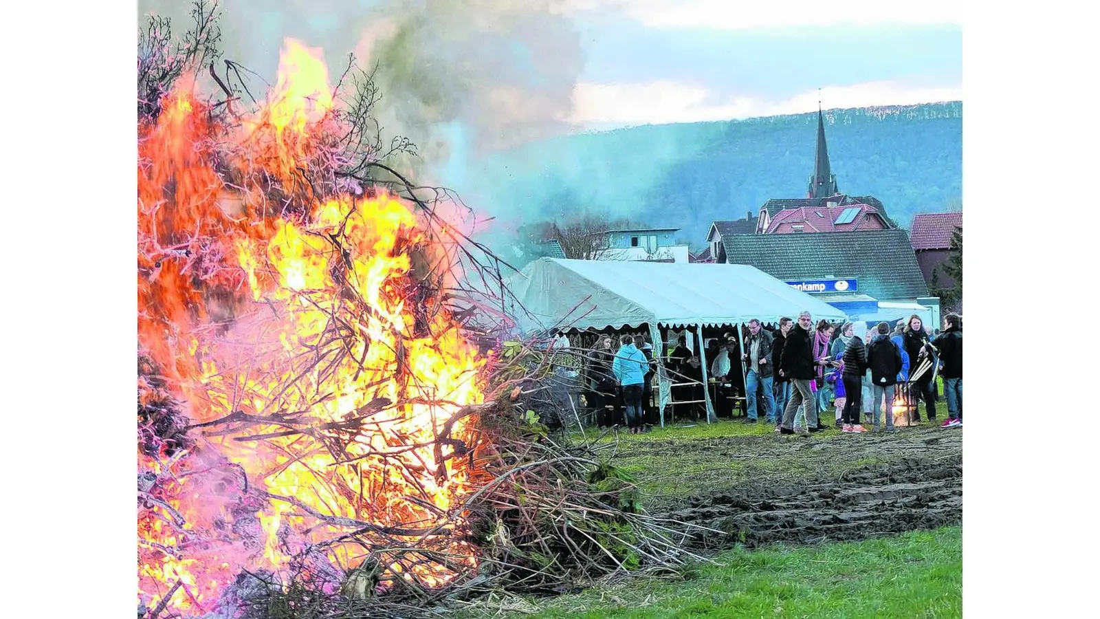 Über 20 Osterfeuer brennen ohne größere Zwischenfälle ab (Foto: km)