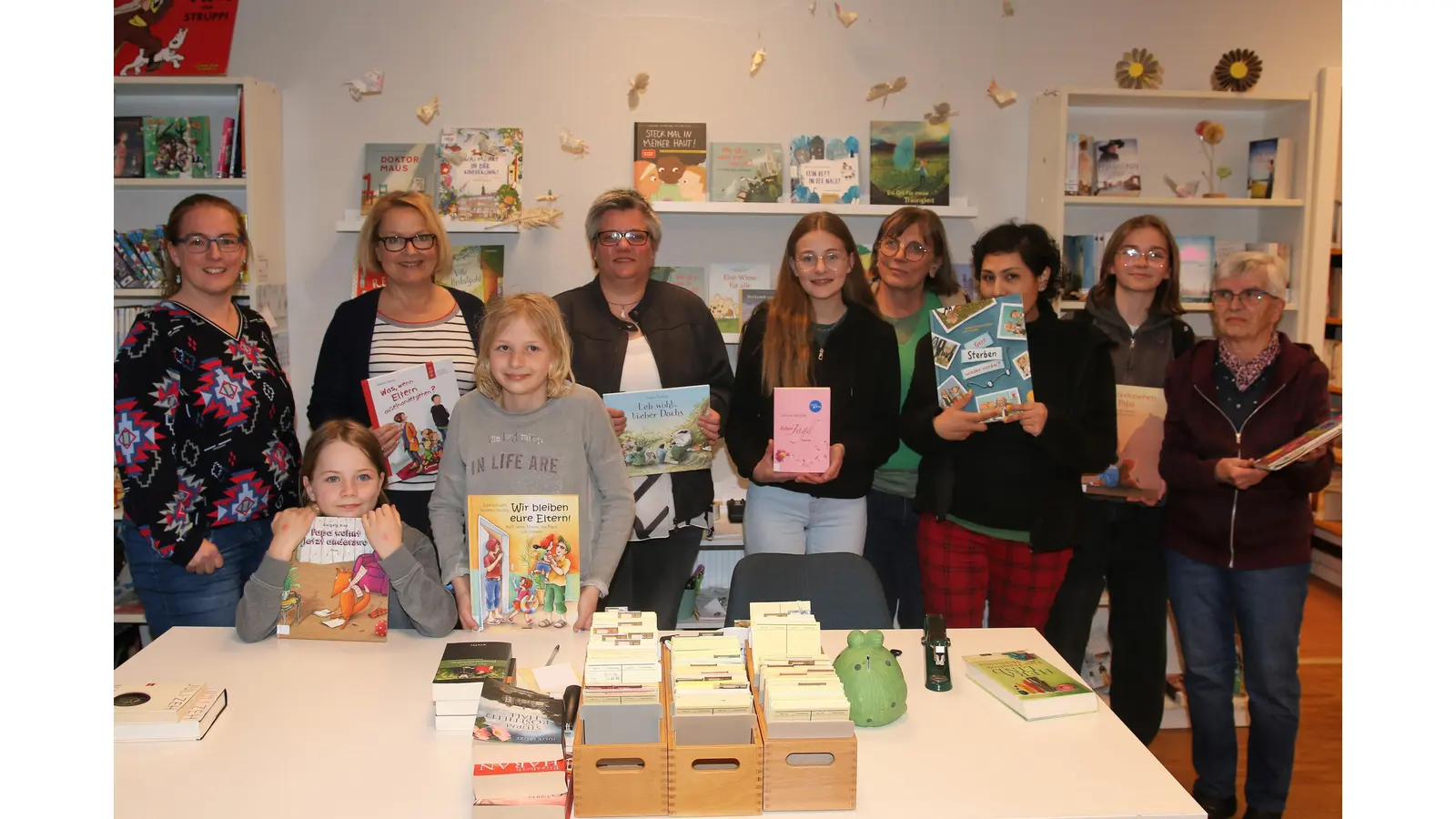 Das Team der Samtgemeindebücherei Rodenberg nimmt eine Bücherspende des AWO-Ortsvereins Rodenberg entgegen.  (Foto: Borchers, Bastian)