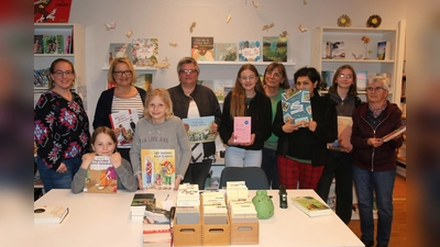 Das Team der Samtgemeindebücherei Rodenberg nimmt eine Bücherspende des AWO-Ortsvereins Rodenberg entgegen.  (Foto: Borchers, Bastian)