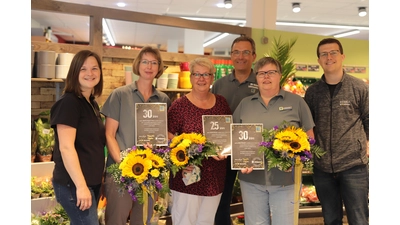 Sandra Köpper (li.), Thomas Köpper (4. v. li.) und Philipp Köpper (re.) gratulieren Simone Wagner-Rinne, Andrea Knabe, Heike Eikmeier und Gabriele Hohmeier (nicht im Bild) zu ihren Firmenjubiläen bei „Edeka Köpper“. (Foto: privat: Borchers, Bastian)