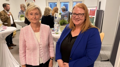 Petra Rabbe-Hartinger dankt auf der Jahreshauptversammlung der stellvertretenden Landrätin Andrea Stüdemann für die gute Unterstützung. Der Landkreis ist der größte Geldgeber für die Hilfsangebote des Kinderschutzbundes. (Foto: ste)