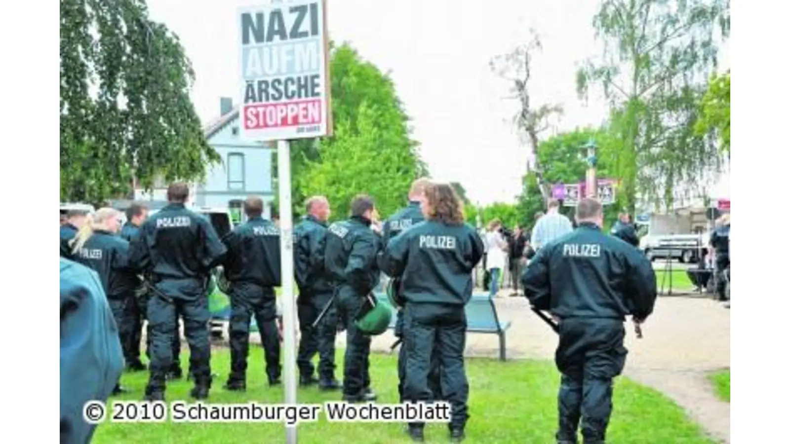 Trauerzug trifft auf bunt (Foto: nb)