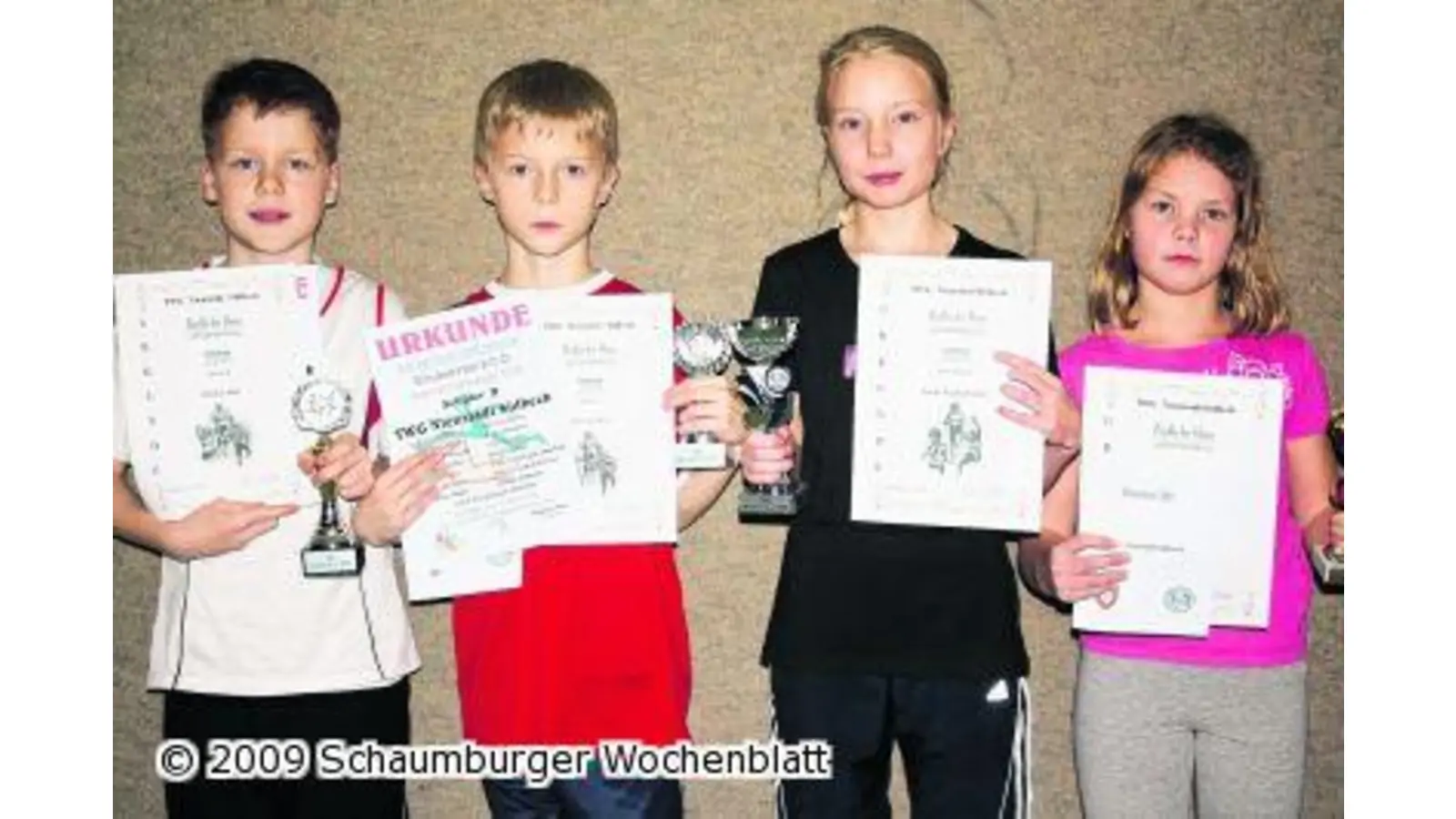 Athleten bekommen Pokale (Foto: em)