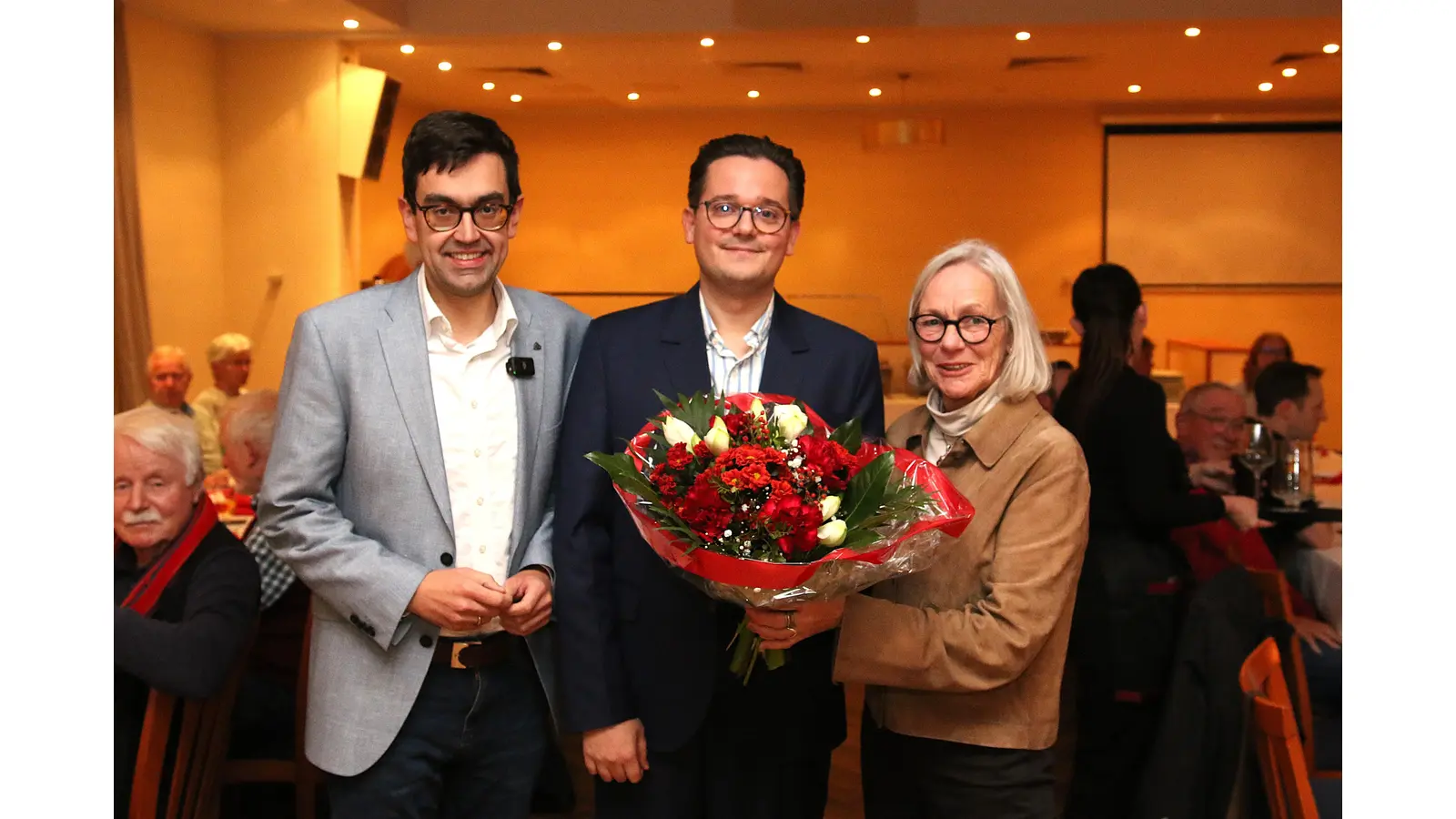 Der Ortsvereinsvorsitzende Jan-Philipp Beck (li.) und die Ratsvorsitzende Ulrike Koller gratulieren Lennart Conrad zur Wahl zum SPD-Bürgermeisterkandidaten. (Foto: bb)