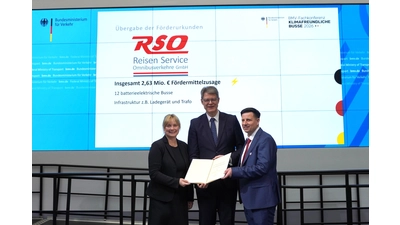 Die Bundestagsabgeordnete Marja-Liisa Völlers, Bundesverkehrsminister Patrick Schnieder und Dirk Rottmann, Geschäftsführer der RSO, bei der Übergabe des Förderbescheids für die Elektrobusse.  (Foto: privat)