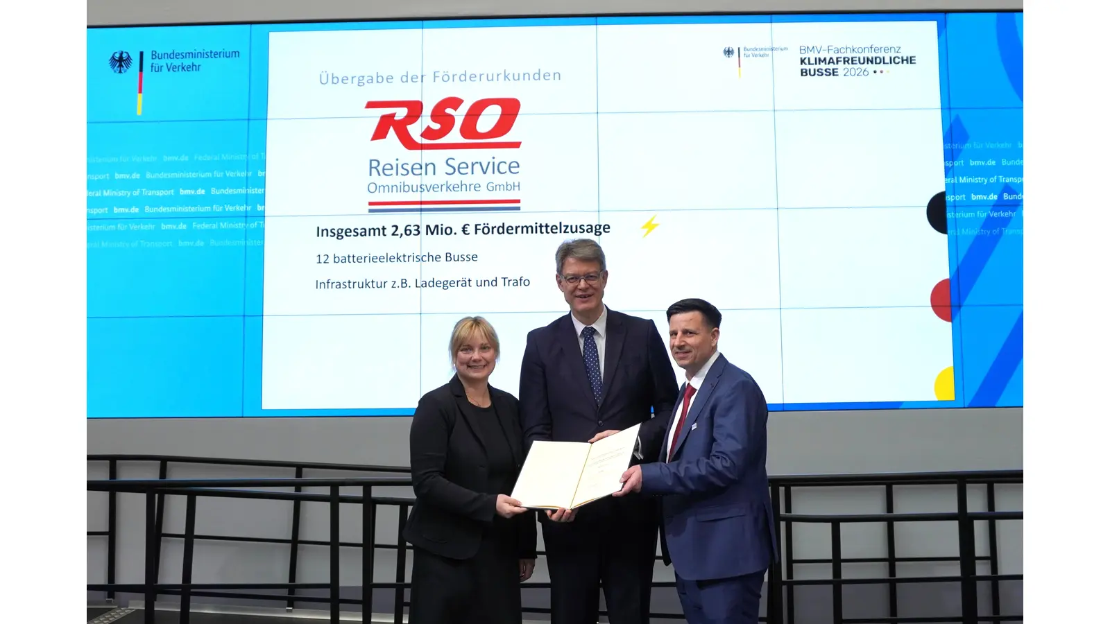 Die Bundestagsabgeordnete Marja-Liisa Völlers, Bundesverkehrsminister Patrick Schnieder und Dirk Rottmann, Geschäftsführer der RSO, bei der Übergabe des Förderbescheids für die Elektrobusse.  (Foto: privat)