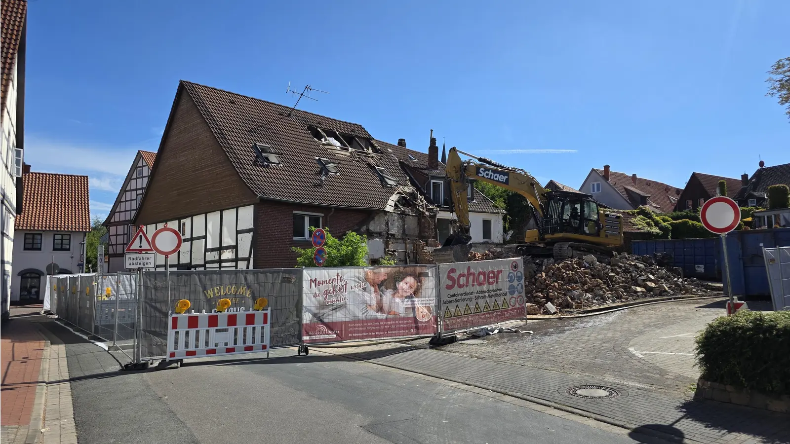 Abbrucharbeiten haben begonnen: Die alten Gebäude der Nordstraße aus Blickrichtung Speckenstraße. (Foto: tau)