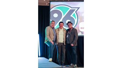 Der Gemeindedirektor Bad Nenndorfs Mike Schmidt, 96-Trainer Christian Titz und Benjamin Lotz, Geschäftsführer der Laga GmbH beim 96-Sponsorenevent auf dem Laga-Gelände.  (Foto: Laga)