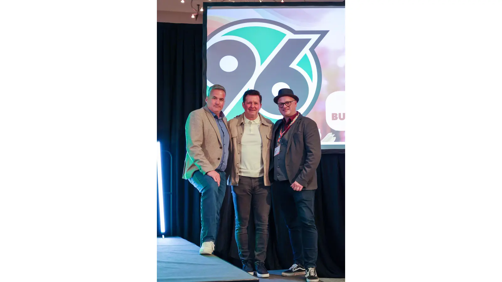 Der Gemeindedirektor Bad Nenndorfs Mike Schmidt, 96-Trainer Christian Titz und Benjamin Lotz, Geschäftsführer der Laga GmbH beim 96-Sponsorenevent auf dem Laga-Gelände.  (Foto: Laga)