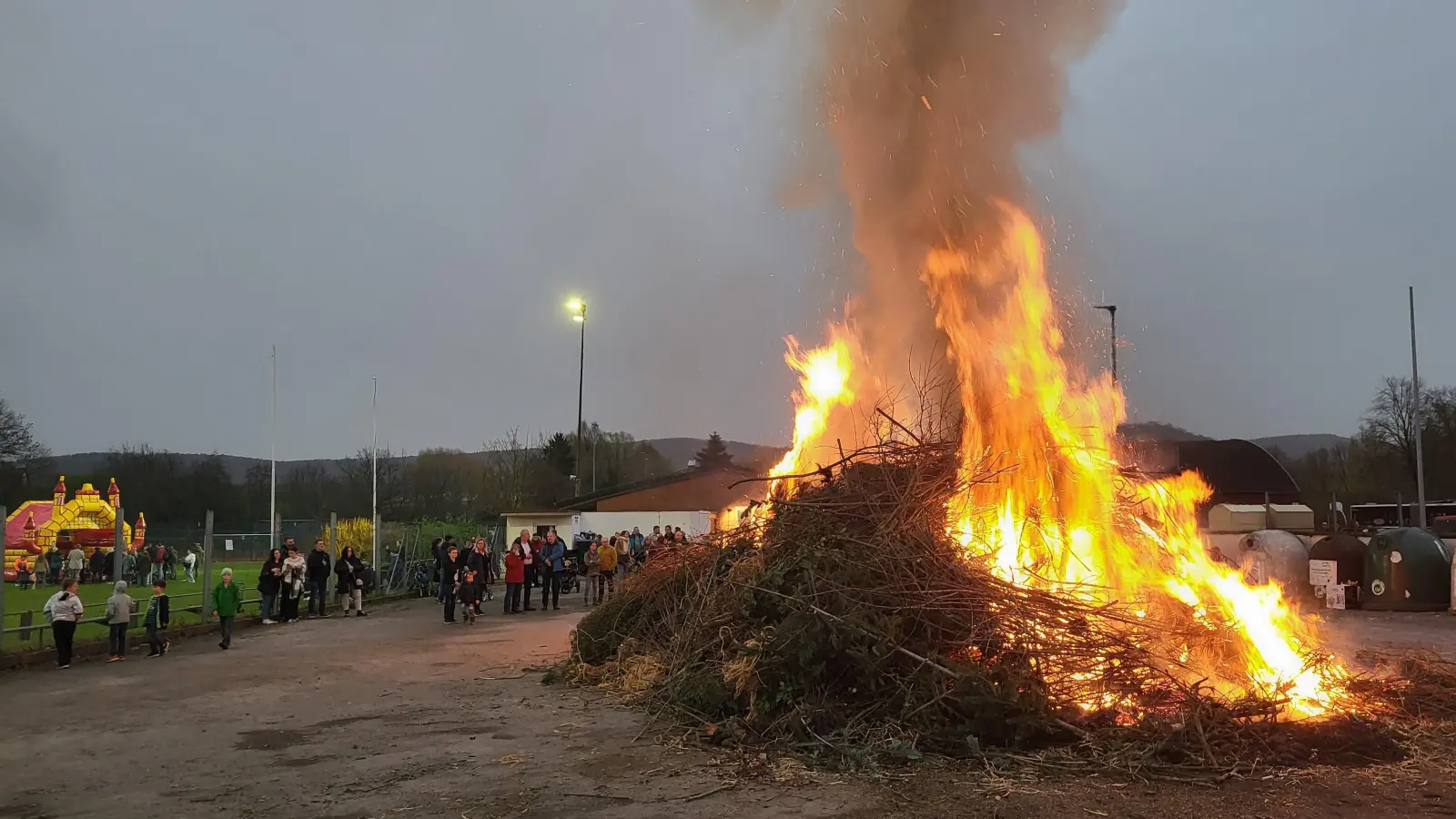 Bei milden Temperaturen genießen die Gäste das Osterfeuer in Rodenberg. (Foto: bb)