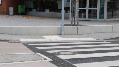 Der Zebrastreifen mündet auf dem neuen Fußweg.  (Foto: gi)