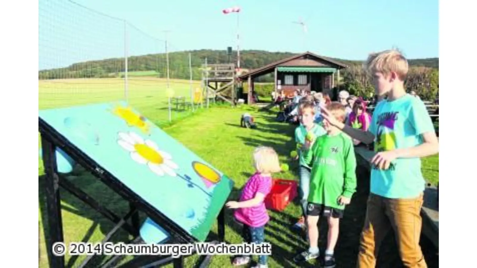 20 Drachen schweben über Modell-Flugplatz (Foto: red)