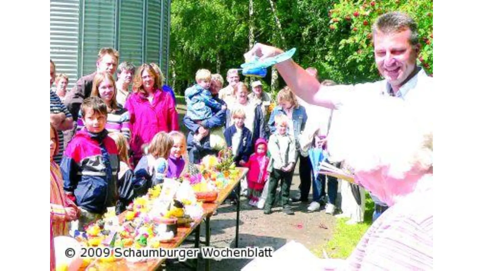 Träge dümpeln Enten auf den Auewellen (Foto: al)