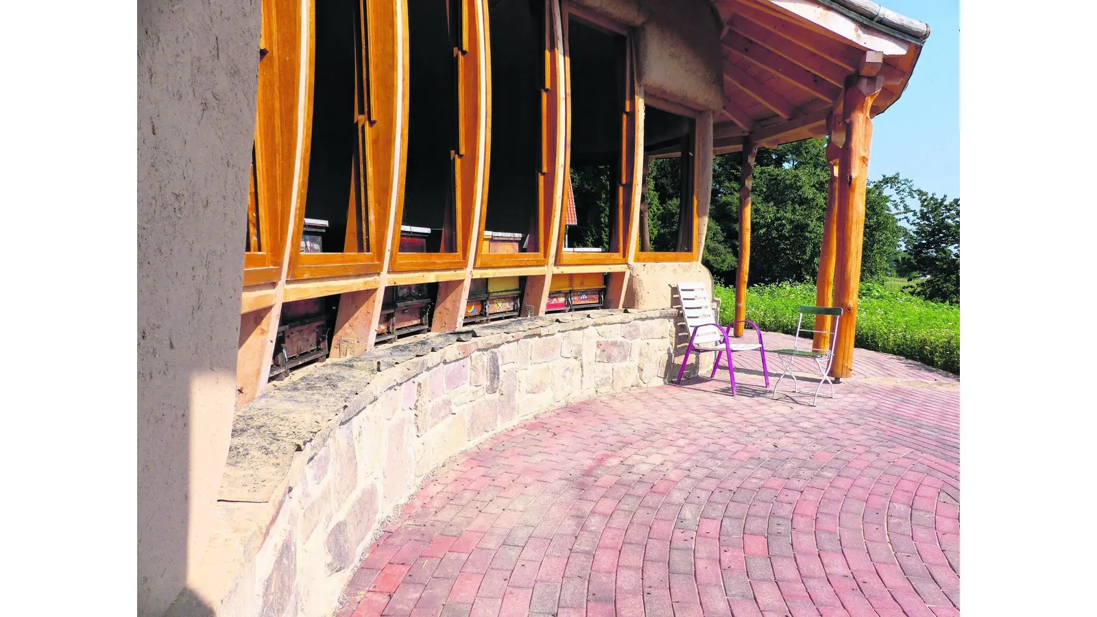 Die ersten Bienen wohnen zur Probe (Foto: al)