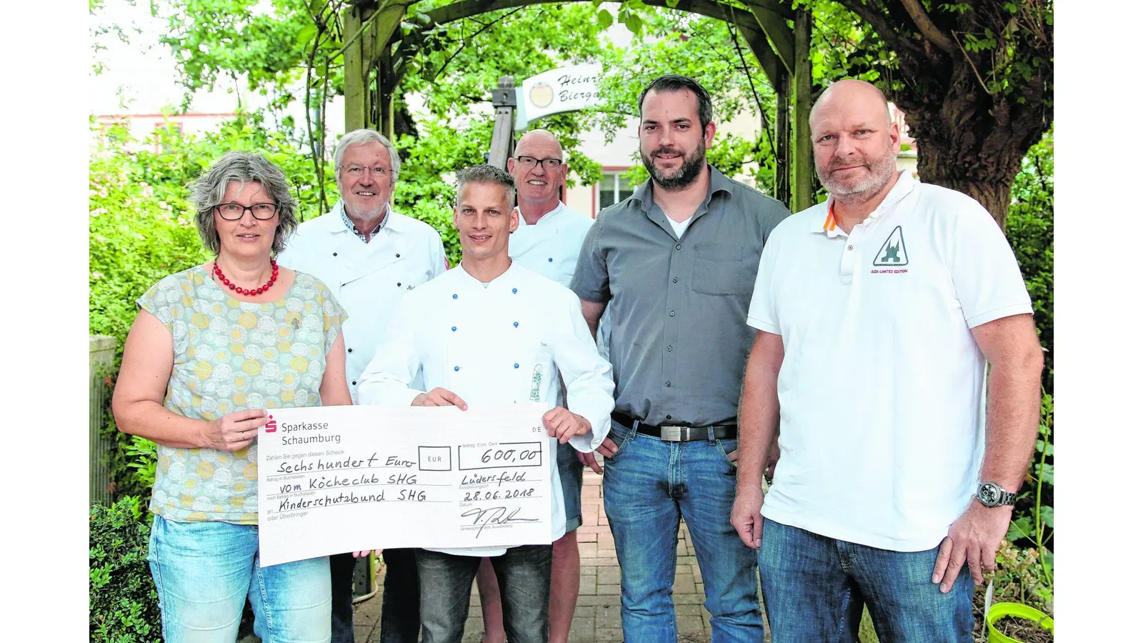 Fleißiges Schnippeln und Schälen für den guten Zweck (Foto: bb)