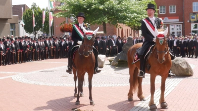 Antreten zum großen Festumzug auf dem Amtsplatz. (Foto: gk)