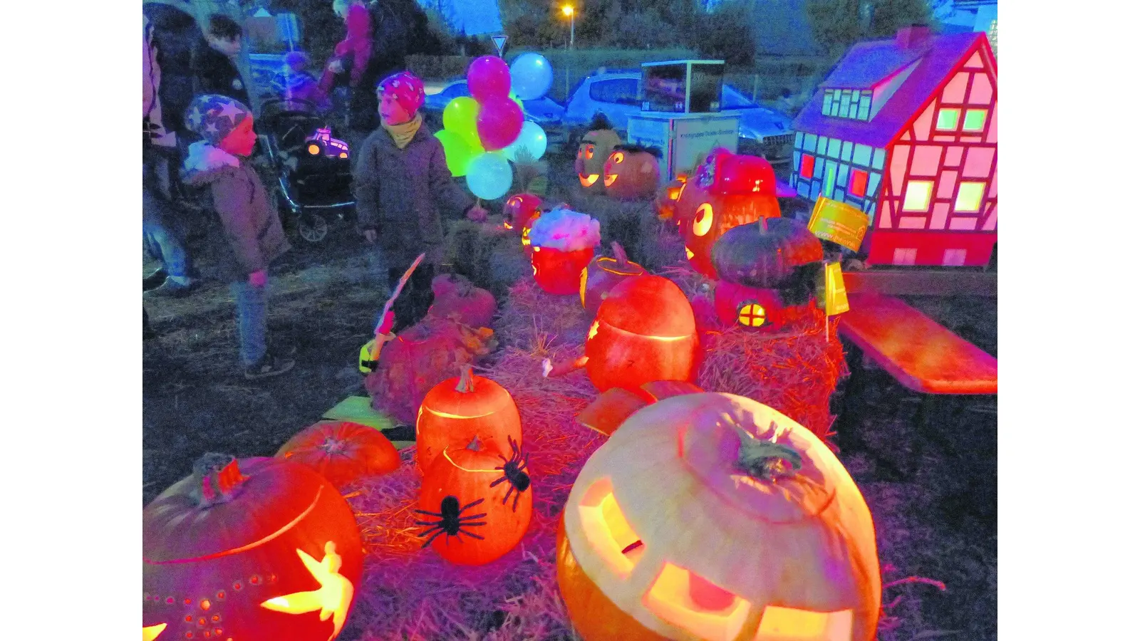 Auch Ernie und Bert sitzen mit auf dem Strohballen (Foto: al)