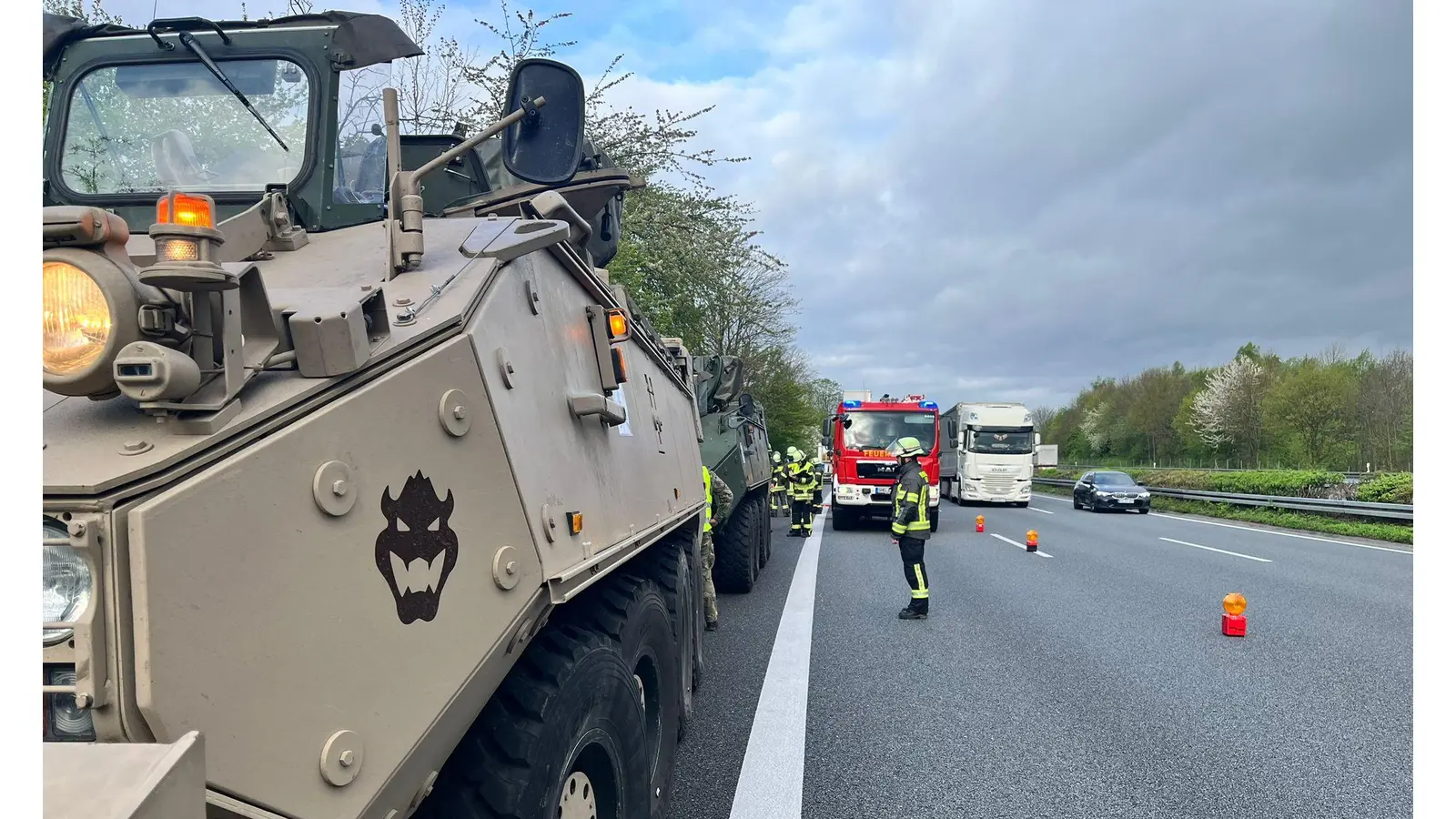 Durch ein zweites Militärfahrzeug wurde der beschädigte Radpanzer anschließend zum nächstgelegenen Rastplatz geschleppt.  (Foto: Feuerwehr SG Eilsen)