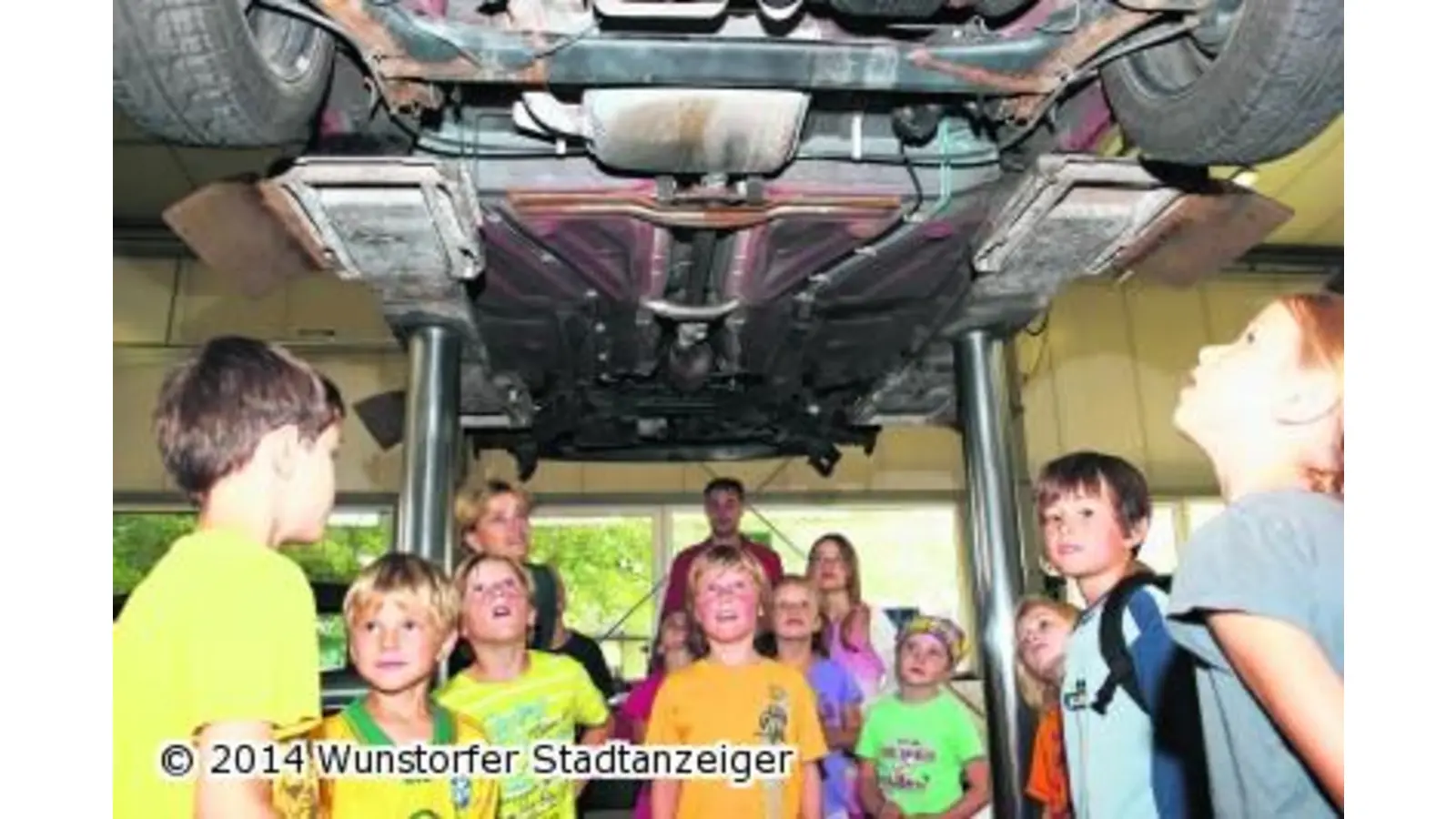 Maxi-Kinder schauen unter die Motorhaube (Foto: tau)