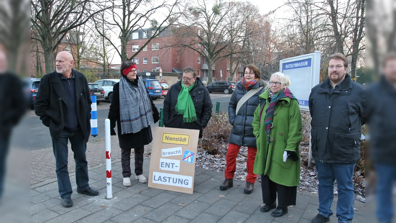 Angehörige der Bürgerinitiative Pro Umgehungsstraße B65 Nienstädt-Sülbeck zeigen vor der Kreistagssitzung ihre Argumente für den Umgehungsbau auf. Der Kreistag setzt jedoch mit großer Mehrheit ein Signal gegen die Fortsetzung der Planungen. (Foto: Borchers, Bastian)