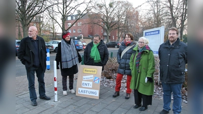 Angehörige der Bürgerinitiative Pro Umgehungsstraße B65 Nienstädt-Sülbeck zeigen vor der Kreistagssitzung ihre Argumente für den Umgehungsbau auf. Der Kreistag setzt jedoch mit großer Mehrheit ein Signal gegen die Fortsetzung der Planungen. (Foto: Borchers, Bastian)