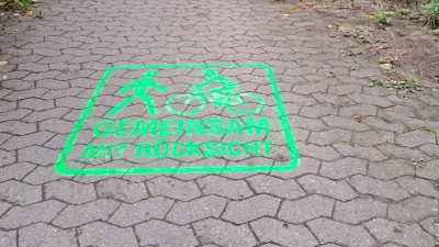 Vor Engstellen wie hier an der Bahnunterführung am Blumenauer Kirchweg: Farbliche Piktogramme am Boden. (Foto: Stadt Wunstorf)