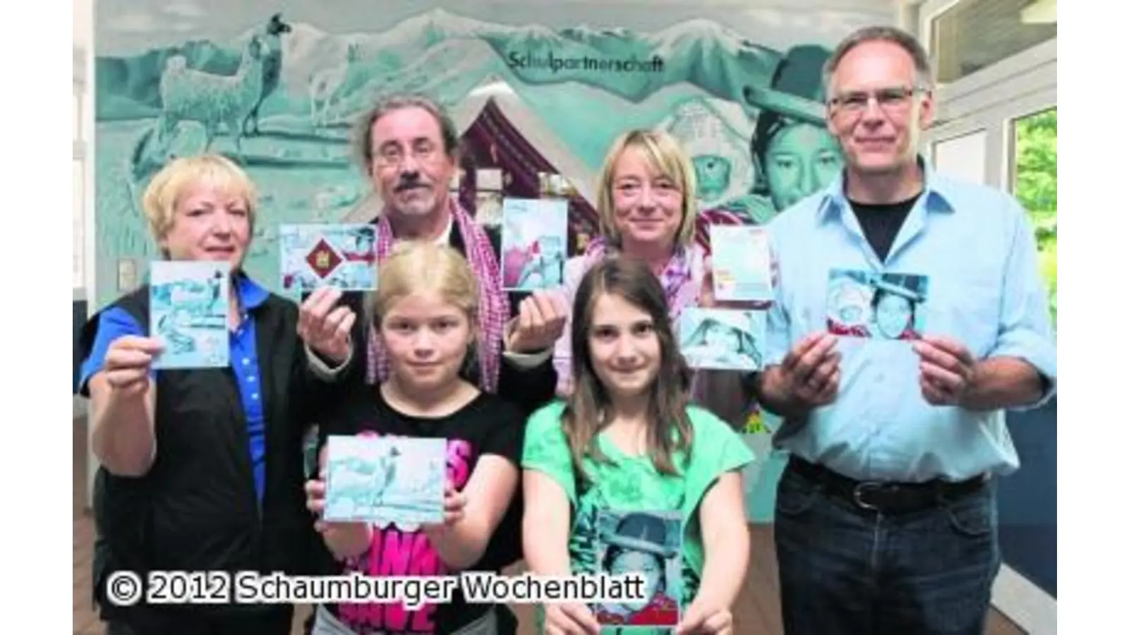 Mit bunten Postkarten die Partnerschule unterstützen (Foto: bb)