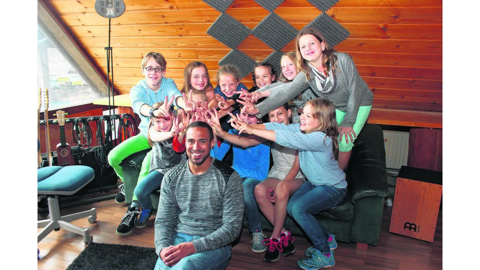 Kinderchor im Background (Foto: tau)