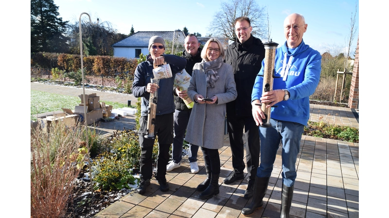 Hintere Reihe v.l.: Fabian Grote, Gerd Krome, Sparkasse Schaumburg, Geschäftsstelle Stadthagen. Vorn v.l.n.r.: Ingolf Kunze NABU, Anke Reichwald, Hospiz, Rolf Sundermeier NABU. (Foto: ab)