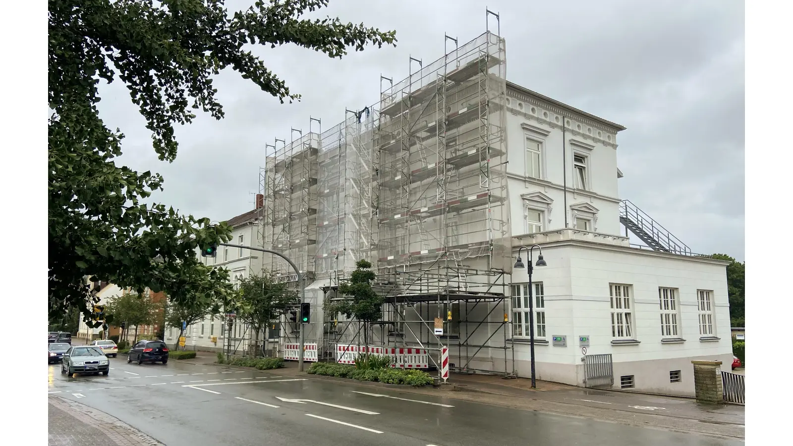 Die AOK hat an ihrem denkmalgeschützten Gebäude in Rinteln Schäden festgestellt, die eine sofortige Sicherung durch ein Gerüst notwendig machten. Im Oktober soll es nach Fertigstellung der Arbeiten abgebaut werden. (Foto: ste)