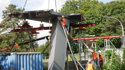 Geschafft! Das erste Brückenteil sitzt. (Foto: gk)