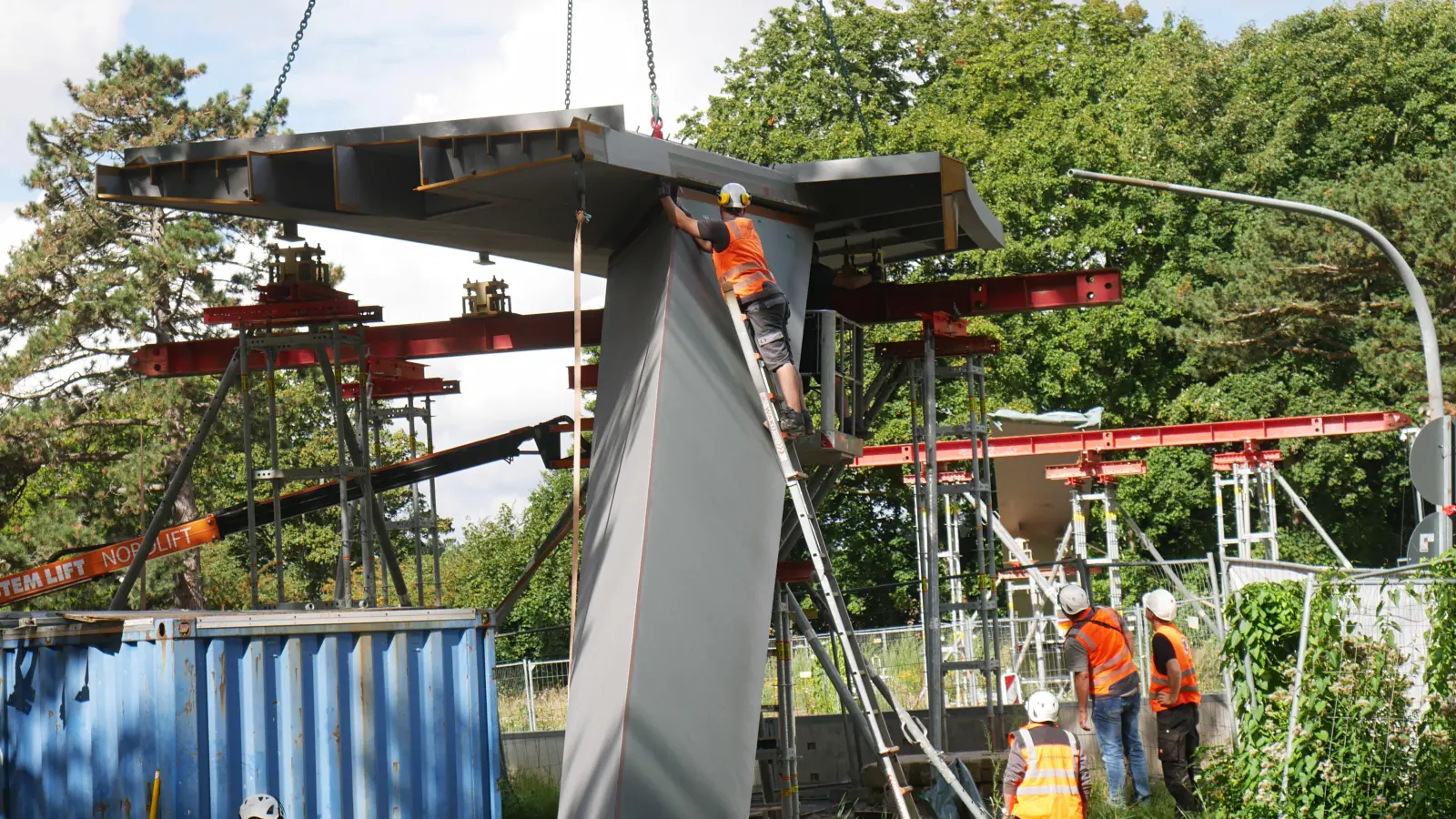 Geschafft! Das erste Brückenteil sitzt. (Foto: gk)