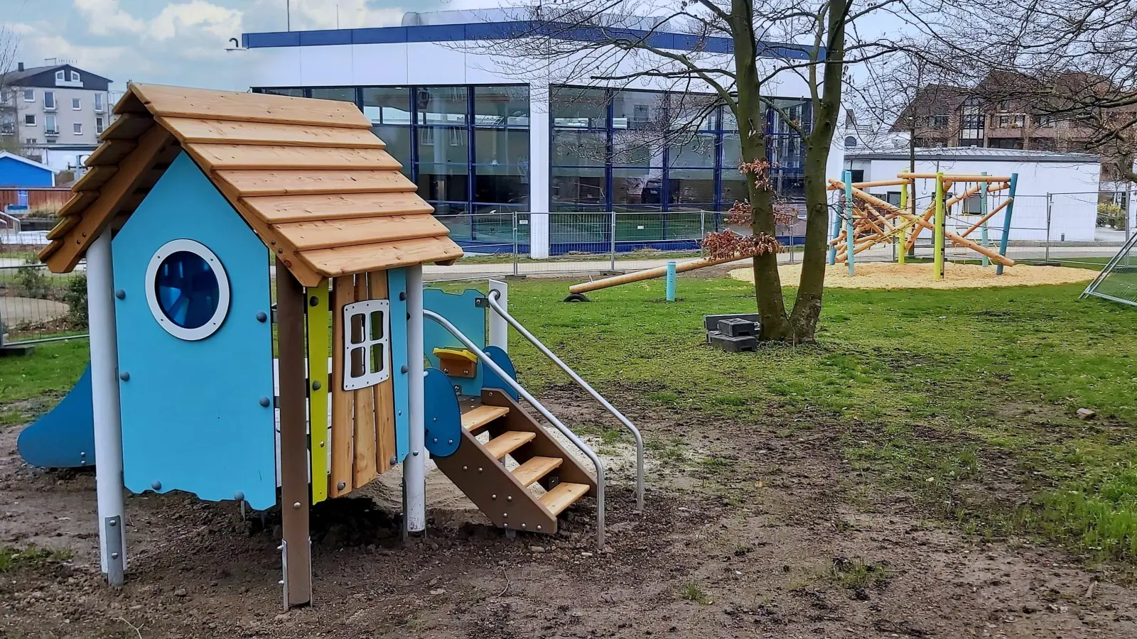 Der neue Spielplatz an der Landgrafentherme wird bald von Kindern erobert werden. (Foto: gk)
