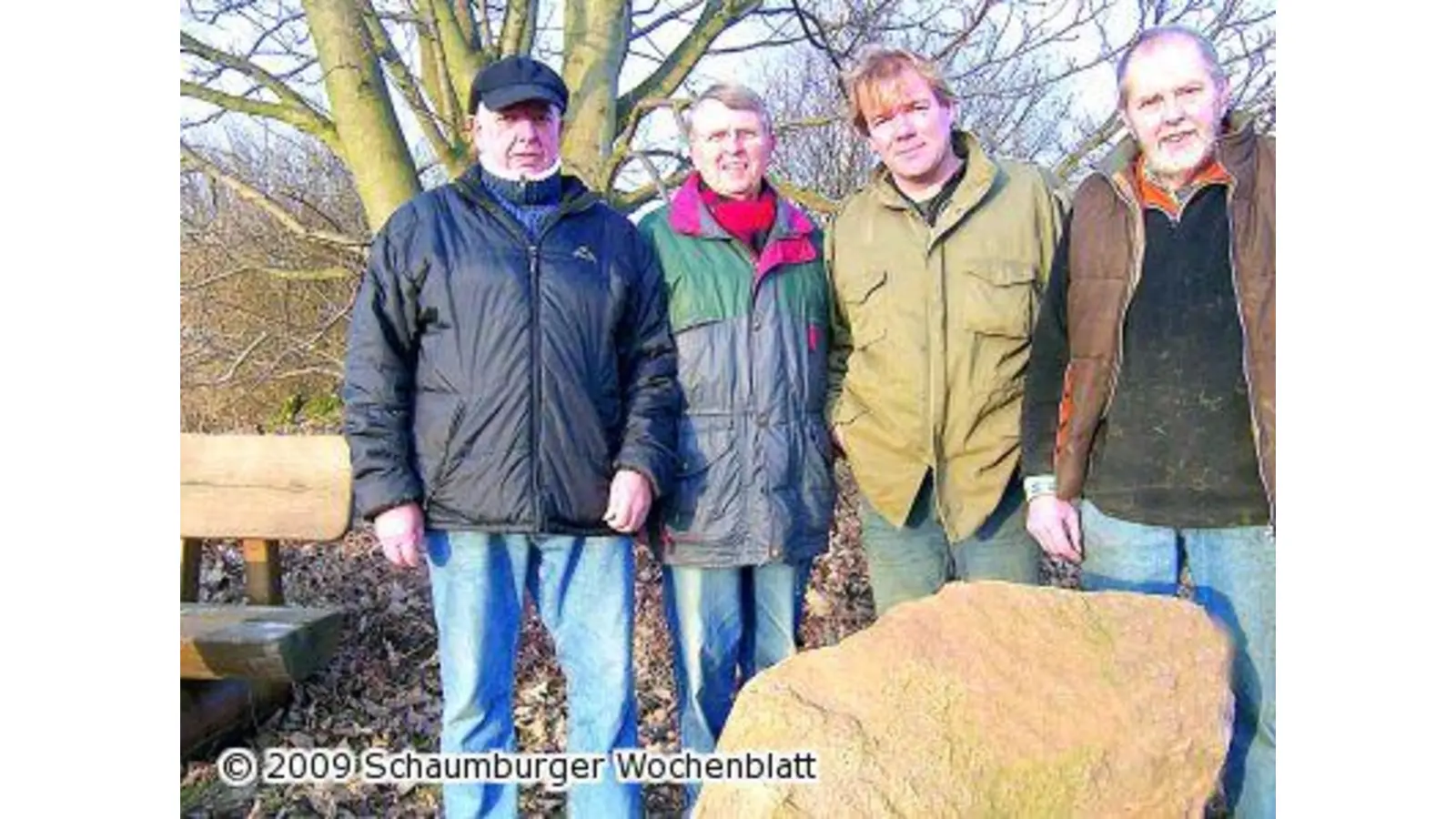 Fleißige Helfer platzieren Findling (Foto: ste)
